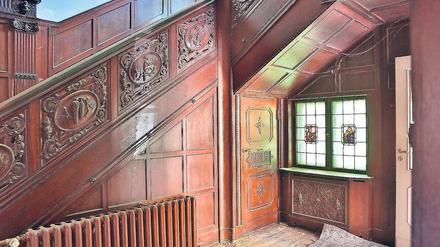 Herrschaftlich. Die Villa Michaelis, Geschwister-Scholl-Straße 43, beeindruckt mit einem gut erhaltenen originalen Interieur. Das Treppenhaus (gr. Bild) ist in Holz und eher dunkel gehalten, die Zimmer der Beletage sind großzügig geschnitten. Die Architekten René Rudolf und Christian Schmidt (v.l.) sind mit der Restaurierung beauftragt. Fotos: Andreas Klaer