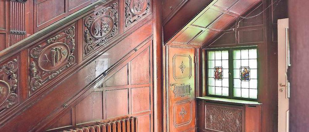 Herrschaftlich. Die Villa Michaelis, Geschwister-Scholl-Straße 43, beeindruckt mit einem gut erhaltenen originalen Interieur. Das Treppenhaus (gr. Bild) ist in Holz und eher dunkel gehalten, die Zimmer der Beletage sind großzügig geschnitten. Die Architekten René Rudolf und Christian Schmidt (v.l.) sind mit der Restaurierung beauftragt. Fotos: Andreas Klaer