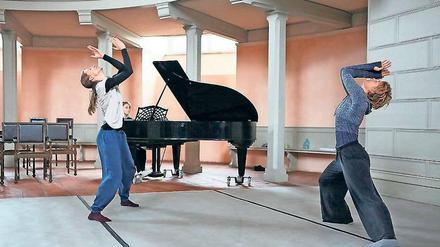 Umtänzeln. Abnabeln. Es geht in dem Spiel von Franca Luisa Burandt und Annekatrin Kiesel nicht nur um das Verhältnis von Mutter und Tochter, sondern um alle Frauen.