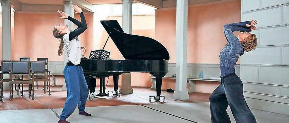 Umtänzeln. Abnabeln. Es geht in dem Spiel von Franca Luisa Burandt und Annekatrin Kiesel nicht nur um das Verhältnis von Mutter und Tochter, sondern um alle Frauen.