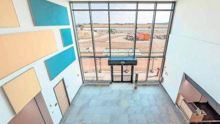 Warten auf den Abflug. So sieht es im Regierungsterminal in Schönefeld aus, das im Gegensatz zum Flughafen BER schon fertig ist. Schade nur, dass er nicht genutzt wird.