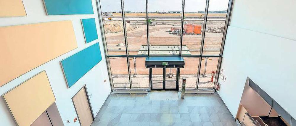 Warten auf den Abflug. So sieht es im Regierungsterminal in Schönefeld aus, das im Gegensatz zum Flughafen BER schon fertig ist. Schade nur, dass er nicht genutzt wird.