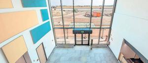 Warten auf den Abflug. So sieht es im Regierungsterminal in Schönefeld aus, das im Gegensatz zum Flughafen BER schon fertig ist. Schade nur, dass er nicht genutzt wird.