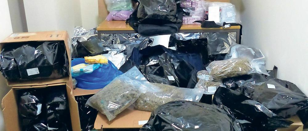 Säckeweise Drogen hatten die Ermittler vom Zoll im Februar 2016 auf dem Milchhof in Bad Belzig gefunden. Sie waren in einem verschlossenen Keller, den der Bauer an Johann S. vermietet haben soll.