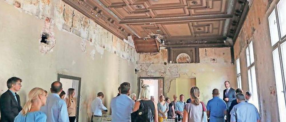 Kostbarkeit. Ab 1847 wurde die Villa Tummeley errichtet. Es ist viel Originalsubstanz erhalten, allerdings sieht man auch die Eingriffe – zum Beispiel die Treppe, die zu DDR-Zeiten links oben durchgebrochen wurde. Am Donnerstag wurde der Baustart der Sanierung offiziell gefeiert.