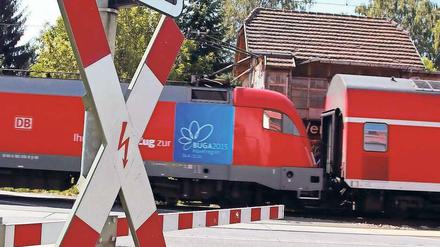 Stillstand vor Schienen. Die Schranken waren 2017 am Tag neun Stunden geschlossen. Auch für Rettungswagen sind sie ein Hindernis. Deshalb soll es in Werder künftig auf beiden Seiten des Bahnüberganges Rettungswachen geben.