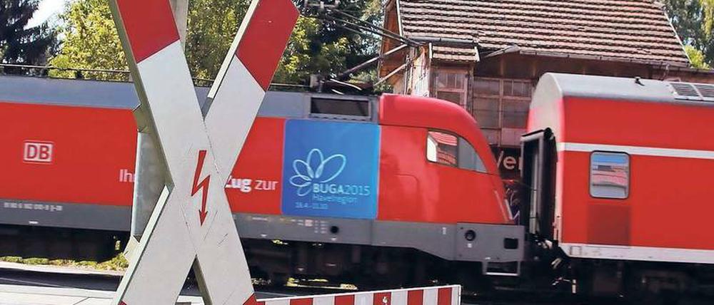 Stillstand vor Schienen. Die Schranken waren 2017 am Tag neun Stunden geschlossen. Auch für Rettungswagen sind sie ein Hindernis. Deshalb soll es in Werder künftig auf beiden Seiten des Bahnüberganges Rettungswachen geben.