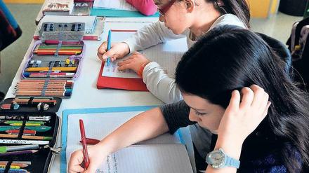 Früher oder später. In Brandenburg und Berlin dauert die Grundschulzeit sechs Jahre, in den anderen Bundesländern nur vier. 34 Brandenburgische Gymnasien und eine Gesamtschule, davon vier Schulen in freier Trägerschaft, nehmen schon Fünftklässler auf. B. Weißbrod/dpa