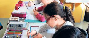 Früher oder später. In Brandenburg und Berlin dauert die Grundschulzeit sechs Jahre, in den anderen Bundesländern nur vier. 34 Brandenburgische Gymnasien und eine Gesamtschule, davon vier Schulen in freier Trägerschaft, nehmen schon Fünftklässler auf. B. Weißbrod/dpa
