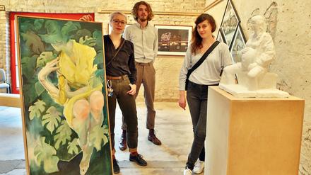 Mittelpunkt Mensch. Die drei jungen Künstler Helena Zubler, Johann Spengler und Sarah Weinberg (v.l.) zeigen in der Galerie Töplitz Illustrationen, Malerei und Skulpturen. Die meisten Werke stellen das Thema Mensch in den Mittelpunkt.