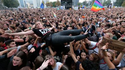  Chemnitz: Zuschauer stehen während des Konzerts unter dem Motto «#wirsindmehr» auf dem Parkplatz vor der Johanniskirche. Auch in Potsdam soll nun eine Musikveranstaltung als Zeichen gegen Rassismus stattfinden. 