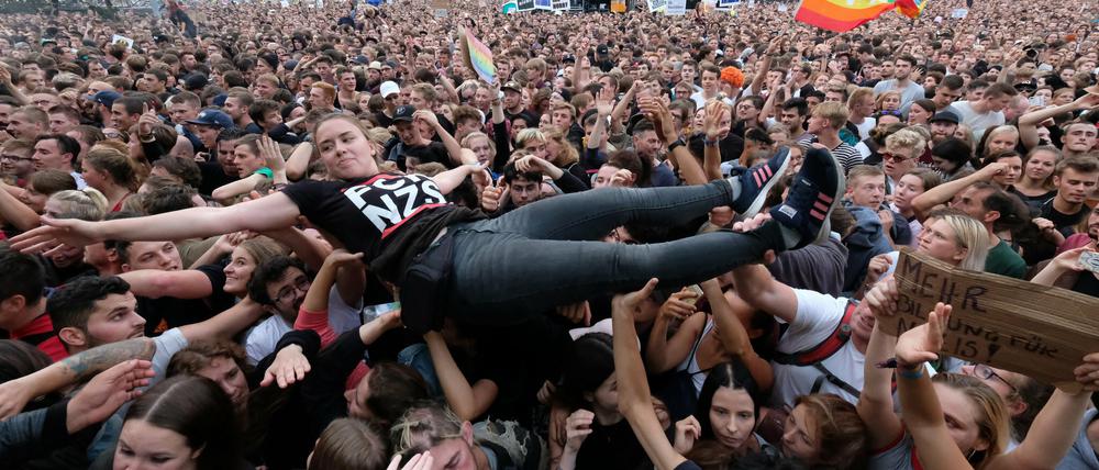  Chemnitz: Zuschauer stehen während des Konzerts unter dem Motto «#wirsindmehr» auf dem Parkplatz vor der Johanniskirche. Auch in Potsdam soll nun eine Musikveranstaltung als Zeichen gegen Rassismus stattfinden. 