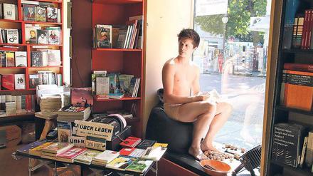 Möchte lieber nicht. Aber was eigentlich? Jonas Götzinger war bei den „Schauspielfenstern“ des Hans Otto Theaters dabei. Er saß im Fenster der Buchhandlung Wist, als „Bartleby“. Am Theater soll eine Produktion zum Thema Verweigerung entstehen.