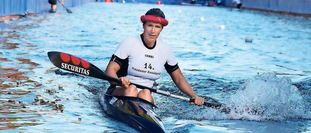 Richtung Hafen der Ehe. Zwei Hochzeitsfeiern stehen Potsdams Kanuten Ende des Monats bevor: für Jan Vandrey (r.u.) und Franziska Weber (o.), die beim Kanalsprint auch ein Rennen mit Schleier fuhr.