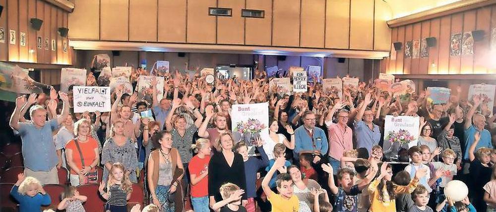 Hoch vom Sessel gegen Rechts. Der Kinosaal der Neuen Kammerspiele in Kleinmachnow war am gestrigen Sonntag voll. Gedreht wurde ein Kurzvideo, mit dem für eine vielfältige und bunte Gesellschaft geworben wird. Gezeigt werden soll der neue Trailer künftig vor jedem regulären Kinofilm.