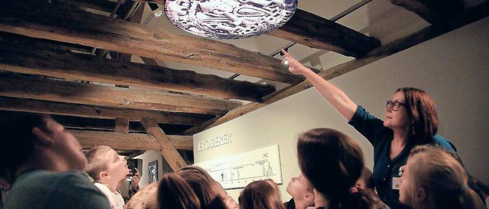 Hinsehen lernen. Lidia Karbowska-Minard mit den Kindern in der Ausstellung.