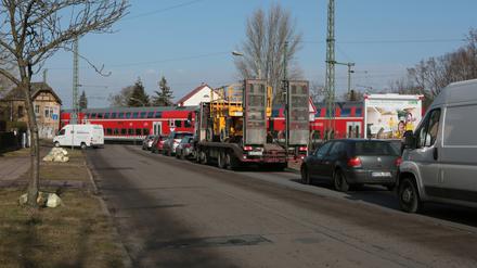 Vor dem Bahnübergang an der Landesstraße bilden sich täglich lange Autoschlangen.