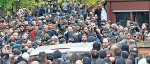 Zahlreich. Rund 2000 Gäste erschienen zur Beerdigung von Nidal R. Foto: P. Zinken/dpa