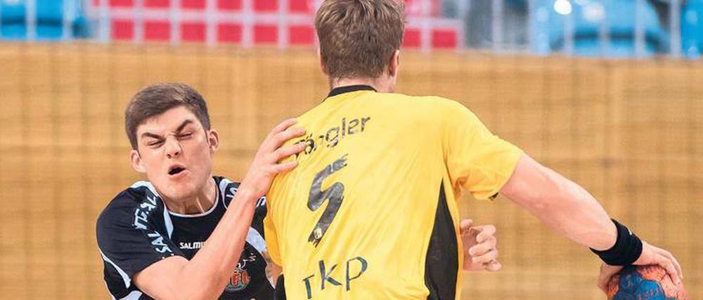 Musste kräftig zupacken. VfL-Spieler Robin Huntz im Abwehrmodus.