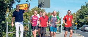Läuft beim Pressegespräch. Partner und Sponsoren nahmen am gestrigen Dienstag die Strecke des Teltowkanal-Laufes selbst in Augenschein. Und das sehr sportlich.