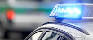 Blaulichter von Polizeifahrzeugen, aufgenommen am 19.02.2014 in München (Bayern). Berlin wird etwas amerikanischer. Zumindest die Polizeisirenen klingen künftig zeitweise wie Streifenwagen der New Yorker Polizei. Nach anderen Bundesländern führt ab sofort auch die Hauptstadt das neue sogenannte Yelp-Signal ein (engl. Yelp = Jaulen). Foto: Rene Ruprecht/dpa +++(c) dpa - Bildfunk+++