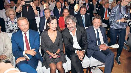 Gerührt. Deniz Yücel (3. v. l.) musste bei seiner Dankesrede auch ein paar Tränen unterdrücken. Bei der Verleihung des M100-Awards kam er in Begleitung seiner Frau Dilek, FDP-Chef Christian Lindner (l.) hielt eine Rede, Potsdams Oberbürgermeister Jann Jakobs (SPD) sprach ebenfalls. 