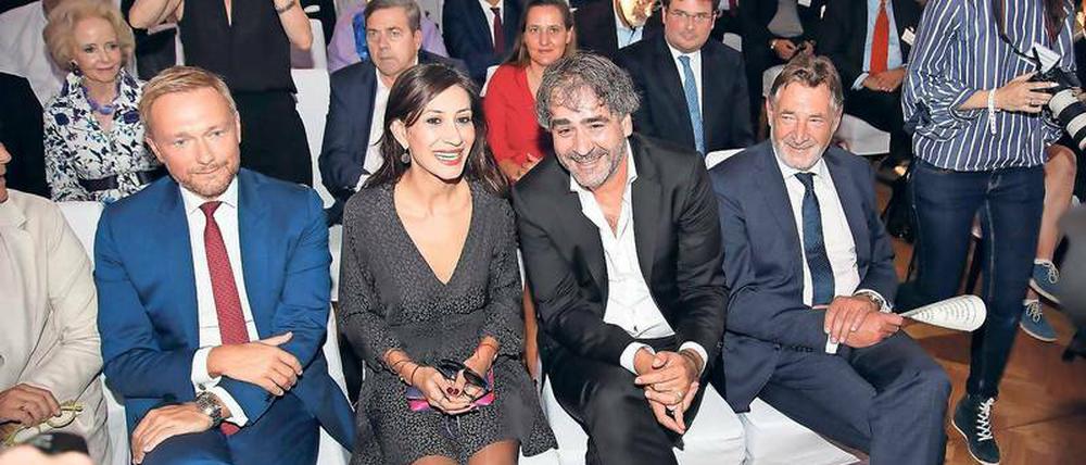 Gerührt. Deniz Yücel (3. v. l.) musste bei seiner Dankesrede auch ein paar Tränen unterdrücken. Bei der Verleihung des M100-Awards kam er in Begleitung seiner Frau Dilek, FDP-Chef Christian Lindner (l.) hielt eine Rede, Potsdams Oberbürgermeister Jann Jakobs (SPD) sprach ebenfalls. 