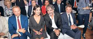 Gerührt. Deniz Yücel (3. v. l.) musste bei seiner Dankesrede auch ein paar Tränen unterdrücken. Bei der Verleihung des M100-Awards kam er in Begleitung seiner Frau Dilek, FDP-Chef Christian Lindner (l.) hielt eine Rede, Potsdams Oberbürgermeister Jann Jakobs (SPD) sprach ebenfalls. 