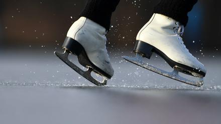 Eine Schlittschuhläuferin vergnügt sich am 29.01.2017 auf der dicken Eisdecke des Heiligen See in Potsdam (Brandenburg). Foto: Ralf Hirschberger/dpa-Zentralbild/dpa +++(c) dpa - Bildfunk+++