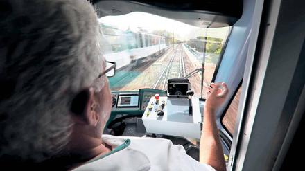 Nur im Notfall. In der Fahrerkabine der autonomen Tram sitzt Fahrer Manfred Kienitz – der jederzeit in das Fahrgeschehen eingreifen und eine Notbremsung vornehmen kann. Doch bei der Testfahrt am Montag war das nicht nötig. Der Zug erkennt die Verkehrssituation und bremst und beschleunigt eigenständig.
