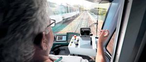 Nur im Notfall. In der Fahrerkabine der autonomen Tram sitzt Fahrer Manfred Kienitz – der jederzeit in das Fahrgeschehen eingreifen und eine Notbremsung vornehmen kann. Doch bei der Testfahrt am Montag war das nicht nötig. Der Zug erkennt die Verkehrssituation und bremst und beschleunigt eigenständig.