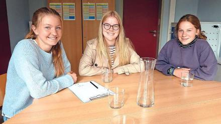 Luca Parussel, Amelie Beger und Jule Weber (von links) besuchen die elfte Klasse der neuen Schule. 