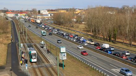 Stau Nuthestrasse (Klaer)Wegen Bauarbeiten auf der Behlertstraße staut sich der Straßenverkehr bis Babelsberg