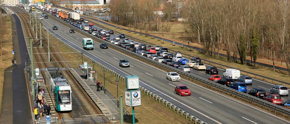 Stau Nuthestrasse (Klaer)Wegen Bauarbeiten auf der Behlertstraße staut sich der Straßenverkehr bis Babelsberg