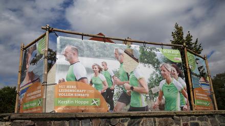 Erst geschnibbelt, jetzt Senf. Drei große Wahlbanner gegenüber der Caputher Kirche wurden erneut beschädigt. 