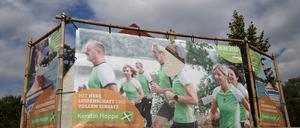 Erst geschnibbelt, jetzt Senf. Drei große Wahlbanner gegenüber der Caputher Kirche wurden erneut beschädigt. 