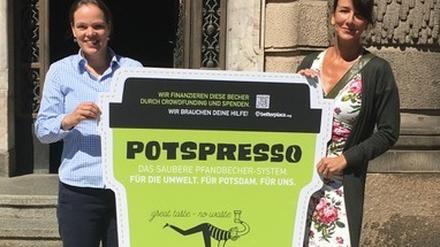 Gewinner. Marie-Luise Glahr von der Bürgerstiftung (links) und die Babelsberger Designerin Jenne-Baule Prinz zeigten das Design des Bechers kurz bevor er in die Produktion ging. 