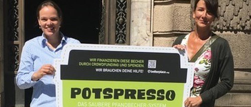 Gewinner. Marie-Luise Glahr von der Bürgerstiftung (links) und die Babelsberger Designerin Jenne-Baule Prinz zeigten das Design des Bechers kurz bevor er in die Produktion ging. 