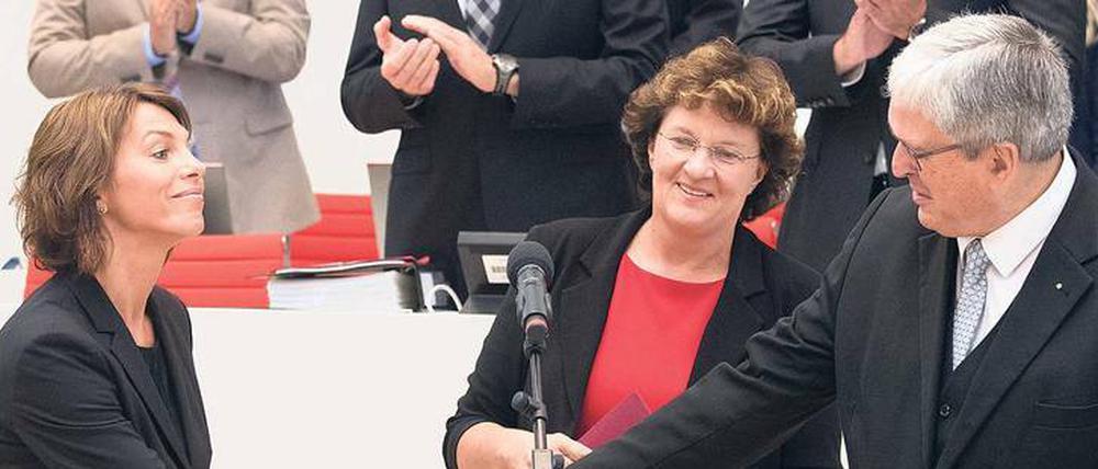 Händeschütteln unter Neulingen. Susanna Karawanskij (Linke, l.) und Jörg Steinbach (parteilos) wurden gestern von Landtagspräsidentin Britta Stark (SPD) als neue Kabinettsmitglieder vereidigt. 