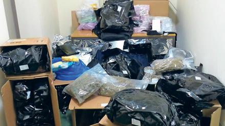 Mehr als 130 Kilogramm Cannabis, Amphetamine und Kokain wurden im Februar 2016 zufällig auf dem Bauernhof in Bad Belzig gefunden. Der Bauer wurde schon verurteilt, jetzt stehen die Dealer vor Gericht.