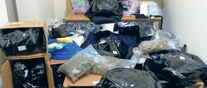Mehr als 130 Kilogramm Cannabis, Amphetamine und Kokain wurden im Februar 2016 zufällig auf dem Bauernhof in Bad Belzig gefunden. Der Bauer wurde schon verurteilt, jetzt stehen die Dealer vor Gericht.
