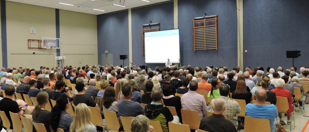 Etwa 200 Menschen waren für die Vorstellung des Masterplanes in die Bad Belziger Mehrzweckhalle gekommen. Verständnis für den Wegzug aus der Kreisstadt gab es nicht.