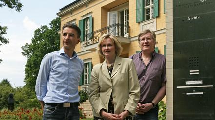 Das Team vom Literaturbüro vor der Villa Quandt: Peter Walther, Katarzyna Zorn und Hendrik Röder (v. l.)
