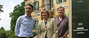Das Team vom Literaturbüro vor der Villa Quandt: Peter Walther, Katarzyna Zorn und Hendrik Röder (v. l.)