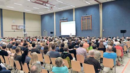 Gut besucht. Etwa 200 Menschen kamen am Donnerstag in die Sporthalle. 