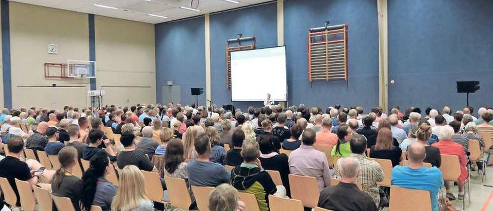 Gut besucht. Etwa 200 Menschen kamen am Donnerstag in die Sporthalle.
