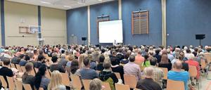 Gut besucht. Etwa 200 Menschen kamen am Donnerstag in die Sporthalle. 