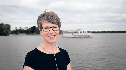 In den Schwielowsee verliebt. Schon als Studentin kam Kerstin Hoppe nach Ferch und Caputh, damals habe sie sich in die Region verliebt. Seit 1993 lebt sie in Caputh. Ihr Lieblingsort ist aber die Fercher Seewiese, von der aus man freien Blick aufs Wasser hat. Foto: Martin Müller