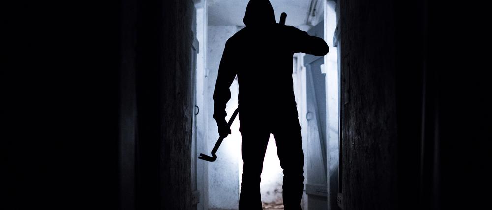 Die unbekannten Täter trafen die Mitarbeiterinnen gegen 23 Uhr im Büro des Geschäfts an.