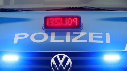 ARCHIV - Ein neues Einsatzfahrzeug der Polizei hat seine Beleuchtung für den Einsatz in Düsseldorf eingeschaltet (Foto vom 09.01.2012). Eine zentrale Stelle für alle Einkäufe der Landesregierung - vom Kugelschreiber bis zum Polizeiauto - könnte aus Sicht der FDP-Opposition in Nordrhein-Westfalen Millionen einsparen. Nach Schätzung einer von der Landtagsfraktion beauftragten Beratungsgesellschaft liegt das jährliche Einsparvolumen bei rund 230 Millionen Euro. Das Finanzministerium warnte hingegen, dass eine zu starke Zentralisierung des Einkaufs unwirtschaftlich würde. Foto: Roland Weihrauch dpa/lnw +++(c) dpa - Bildfunk+++